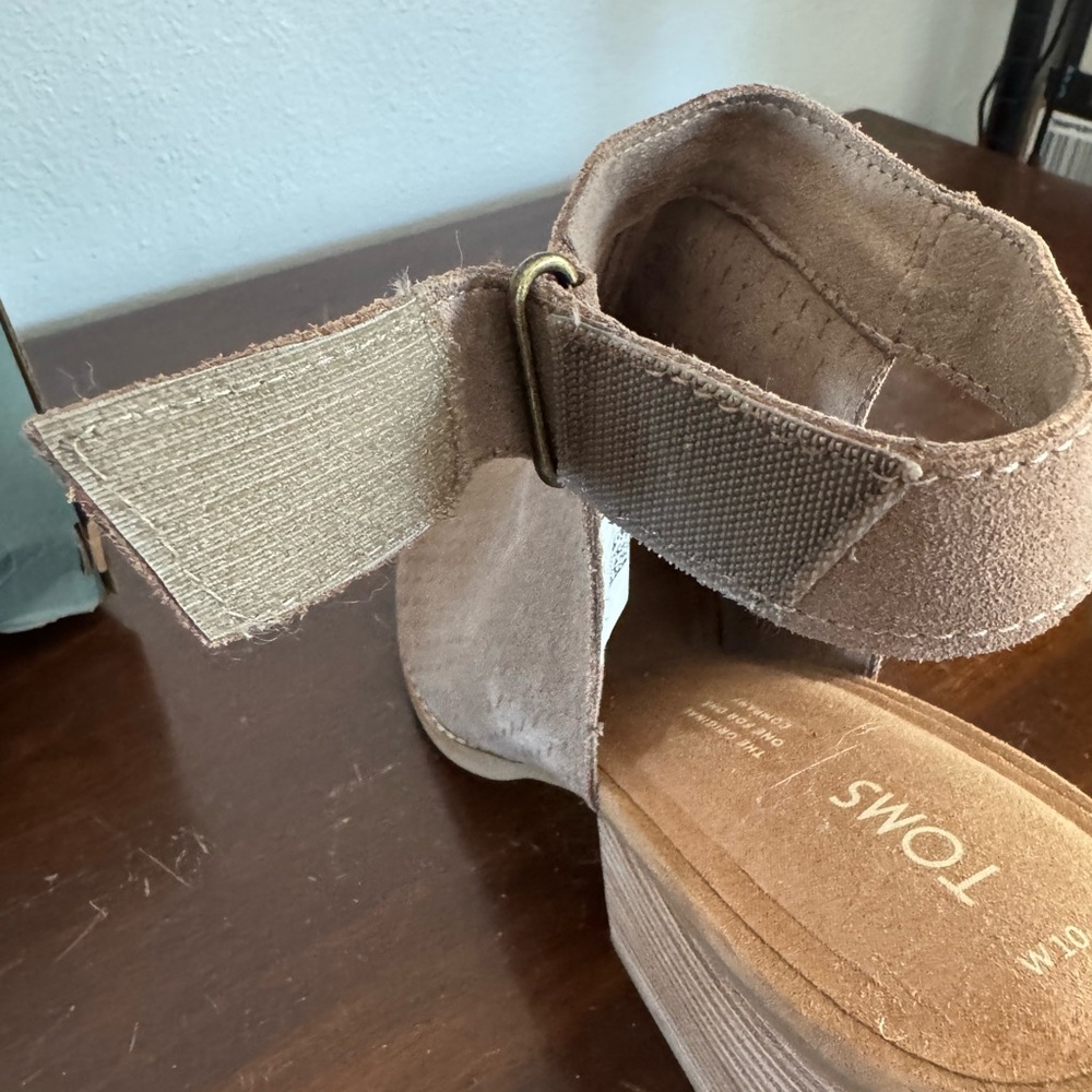 Toms Grenada Women's Taupe/Gray Sandals Suede/Perforated. 10 - Picture 7 of 8
